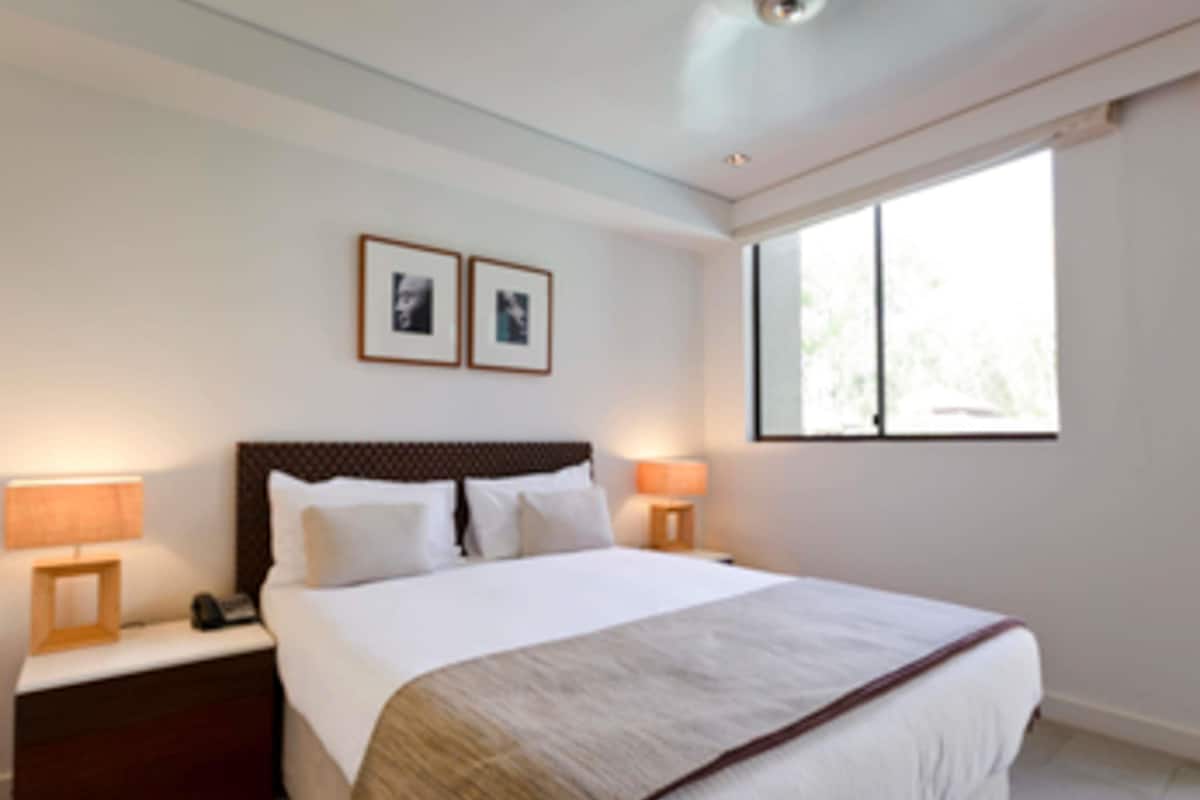 Ropa de cama hipoalergénica y caja de seguridad en la habitación