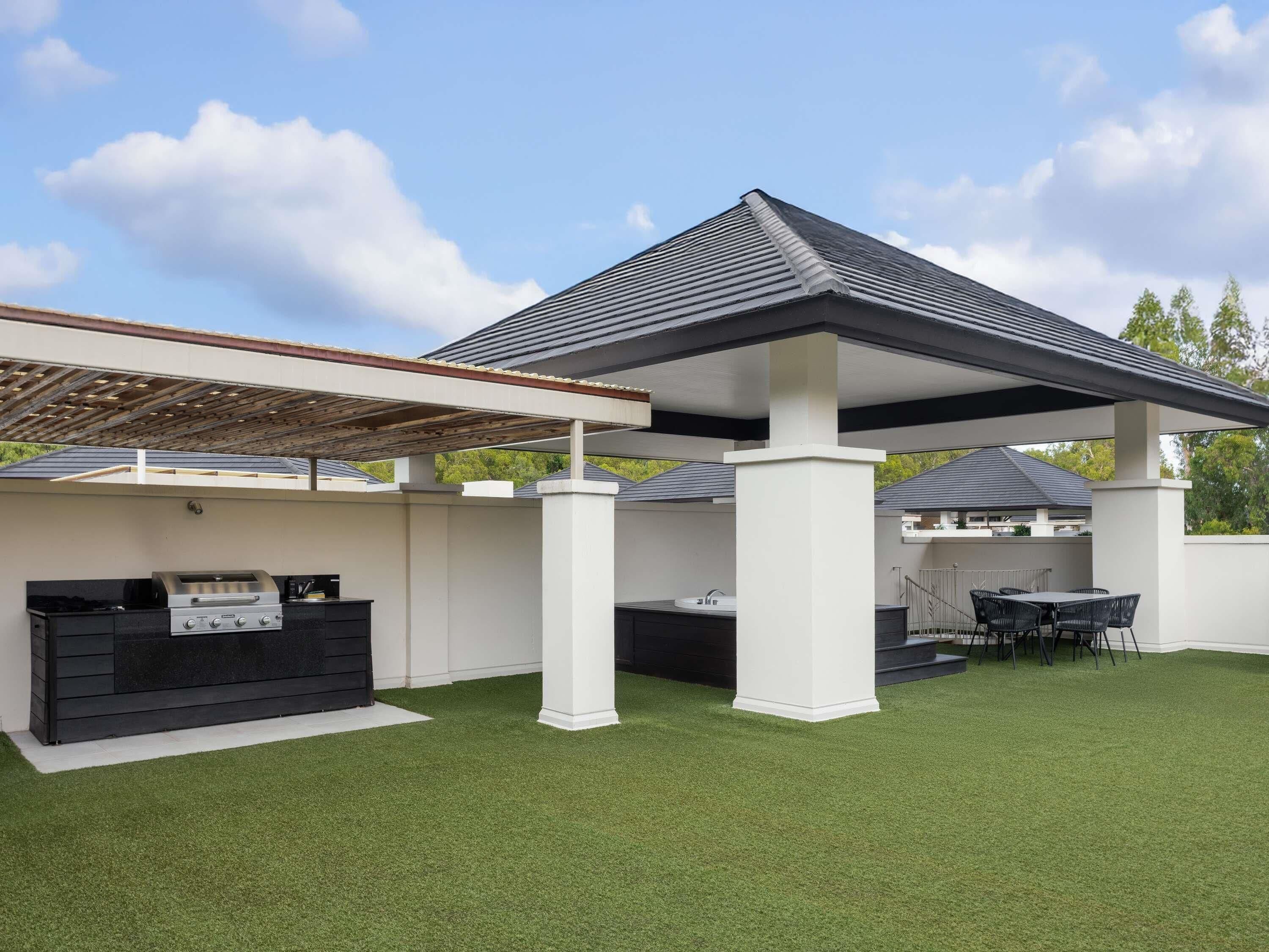 2 bedroom Rooftop Spa Apartment | Hypo-allergenic bedding, in-room safe, blackout drapes, soundproofing