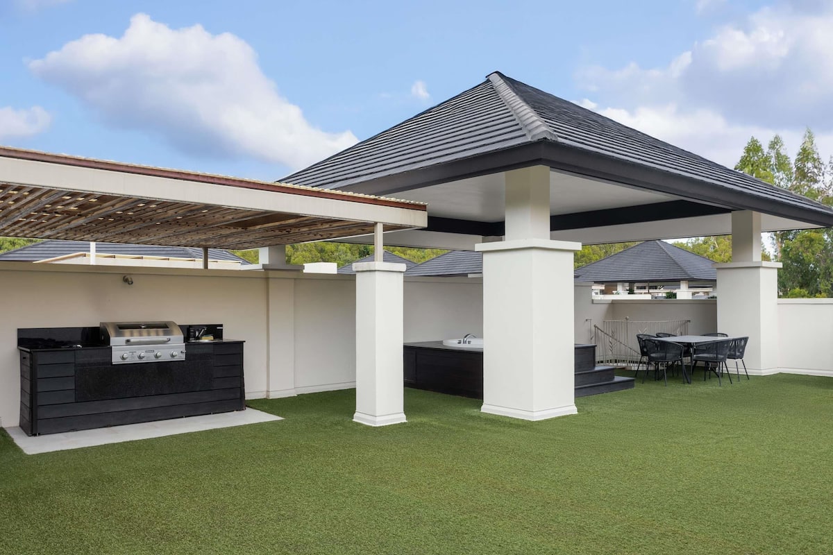 2 bedroom Rooftop Spa Apartment | Hypo-allergenic bedding, in-room safe, blackout drapes, soundproofing