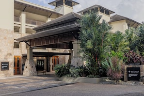 Lobby - Pullman Palm Cove Sea Temple Resort and Spa (Palm Cove)