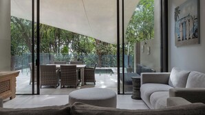 Ein modernes Wohnzimmer mit einer Schiebetür zu einer Außenpatio-Terrasse.