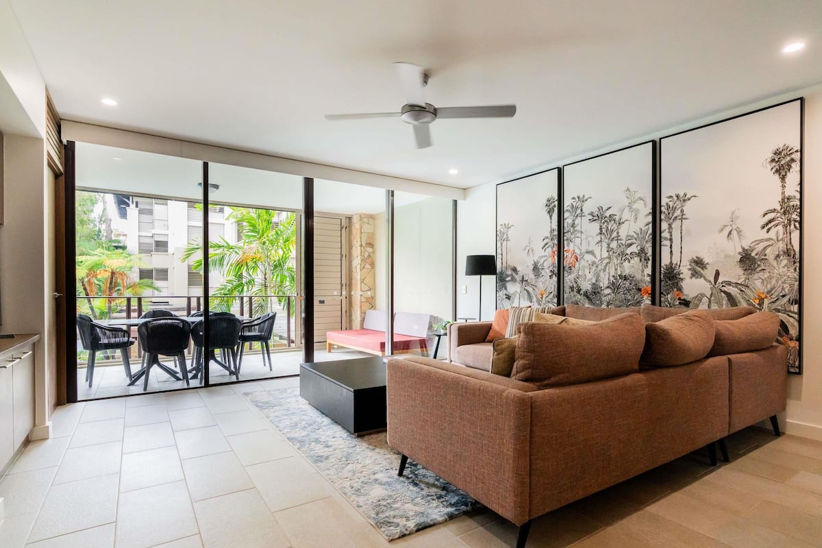 Ropa de cama hipoalergénica y caja de seguridad en la habitación