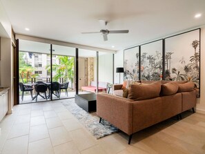 Hypo-allergenic bedding, in-room safe, blackout drapes, soundproofing - Pullman Palm Cove Sea Temple Resort and Spa (Palm Cove)