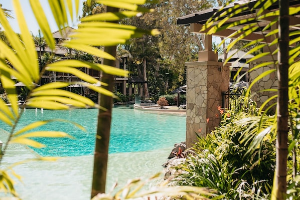 3 hồ bơi ngoài trời