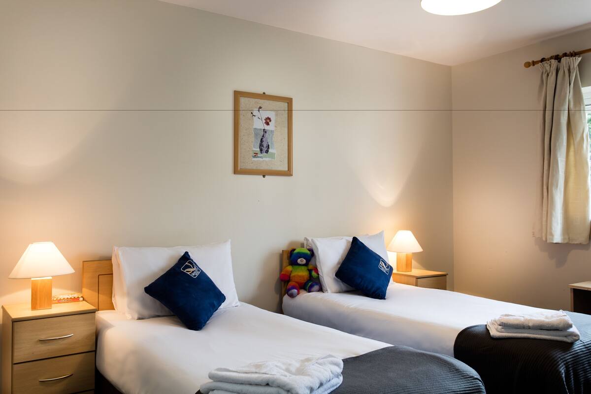 Suite, 2 habitaciones, no fumadores | Caja fuerte, escritorio, tabla de planchar con plancha y cunas gratuitas