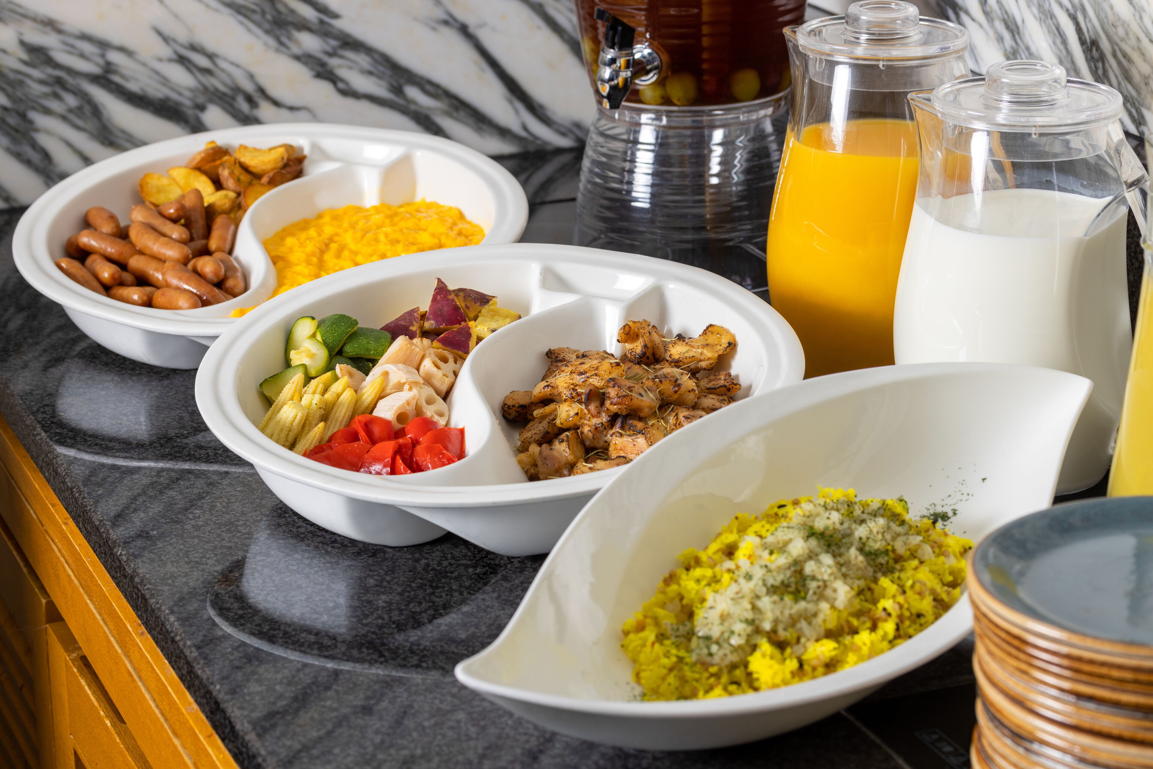 daily buffet breakfast (jpy 2600 per person)