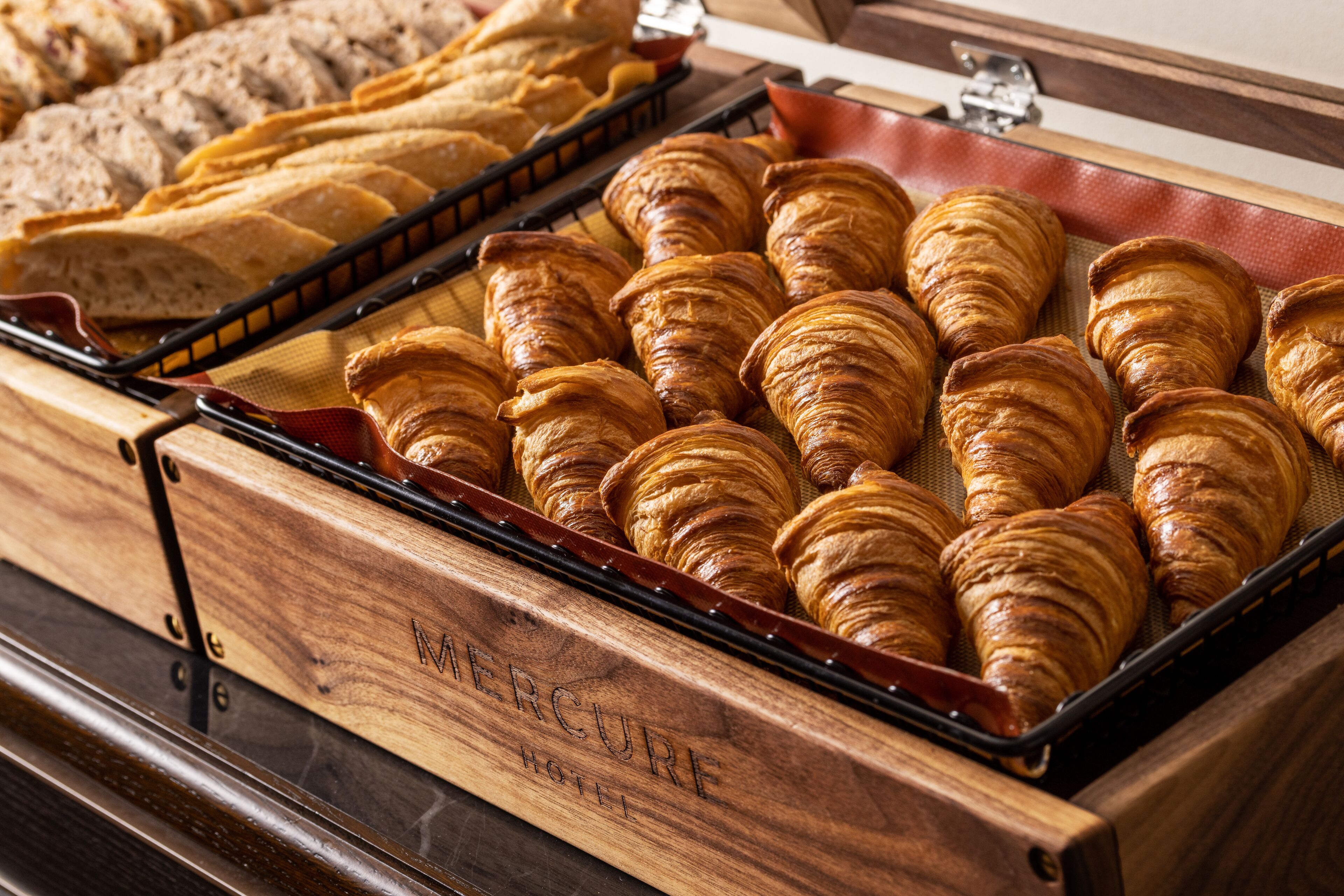 daily buffet breakfast (jpy 2600 per person)