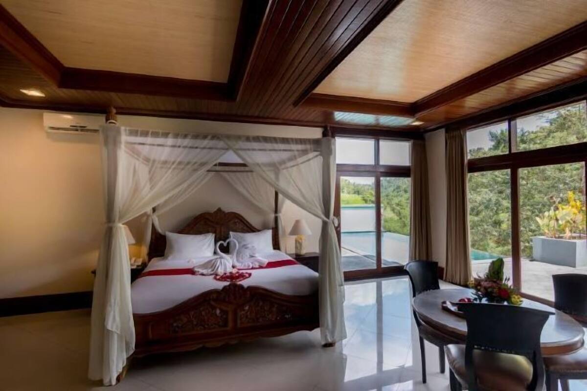 2 bedrooms, premium bedding, minibar, in-room safe