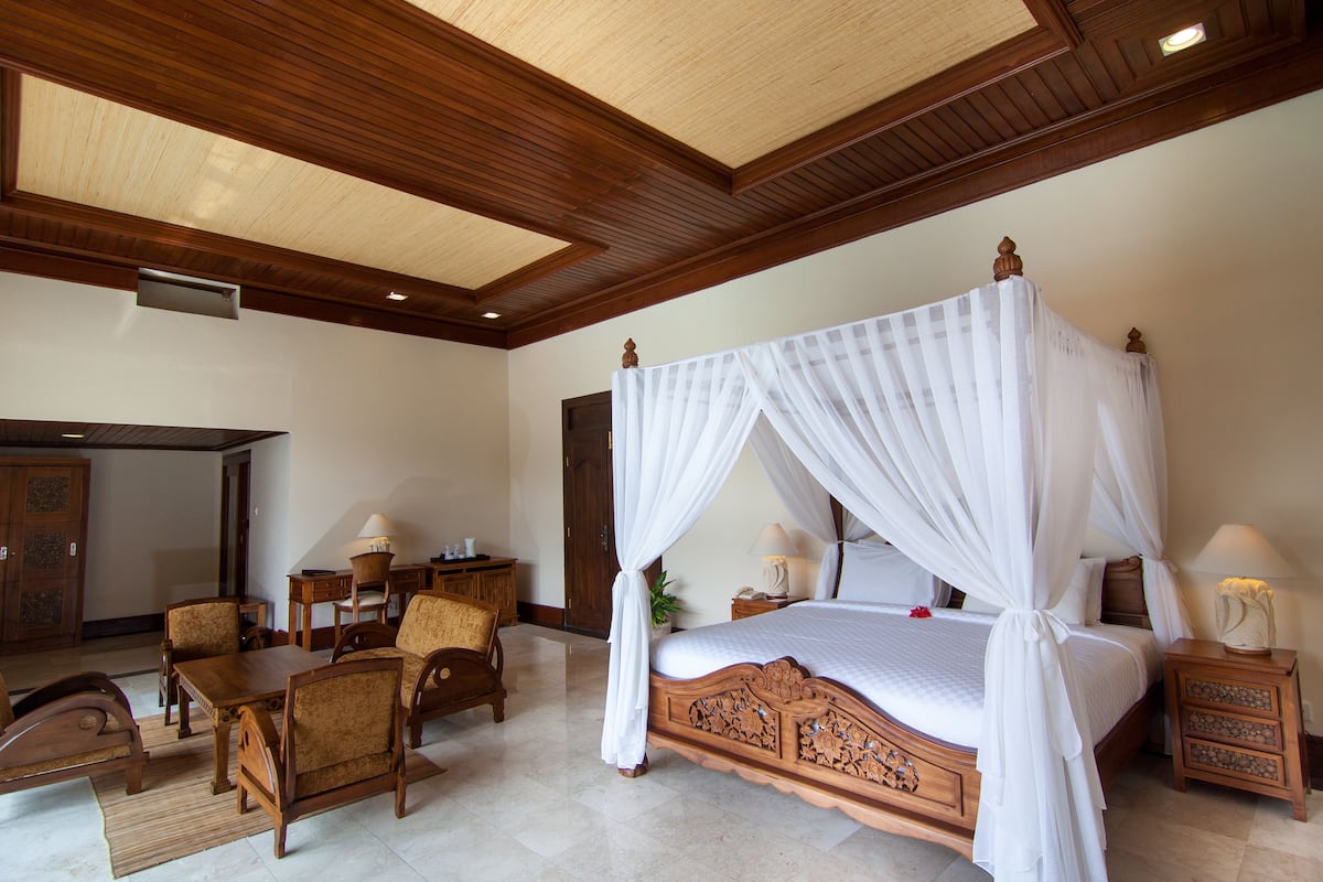 2 bedrooms, premium bedding, minibar, in-room safe