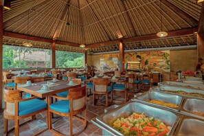 Daily cooked-to-order breakfast (USD 12 per person)