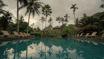 حمّام سباحة خارجي، مظلات على حمّام السباحة، مقاعد للتشمس