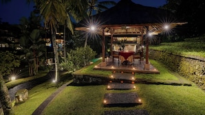 Melayani makan siang dan makan malam 