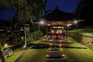 Lunch and dinner served