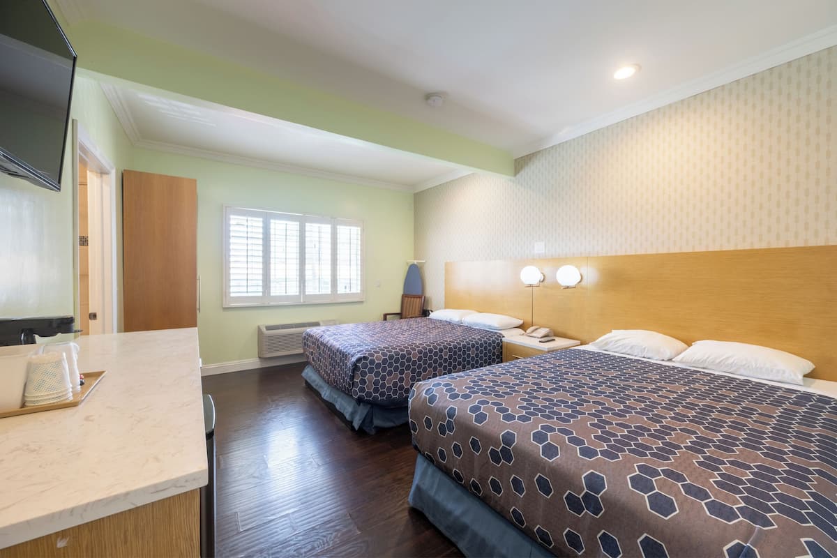 Muebles diferentes, insonorización y tabla de planchar con plancha