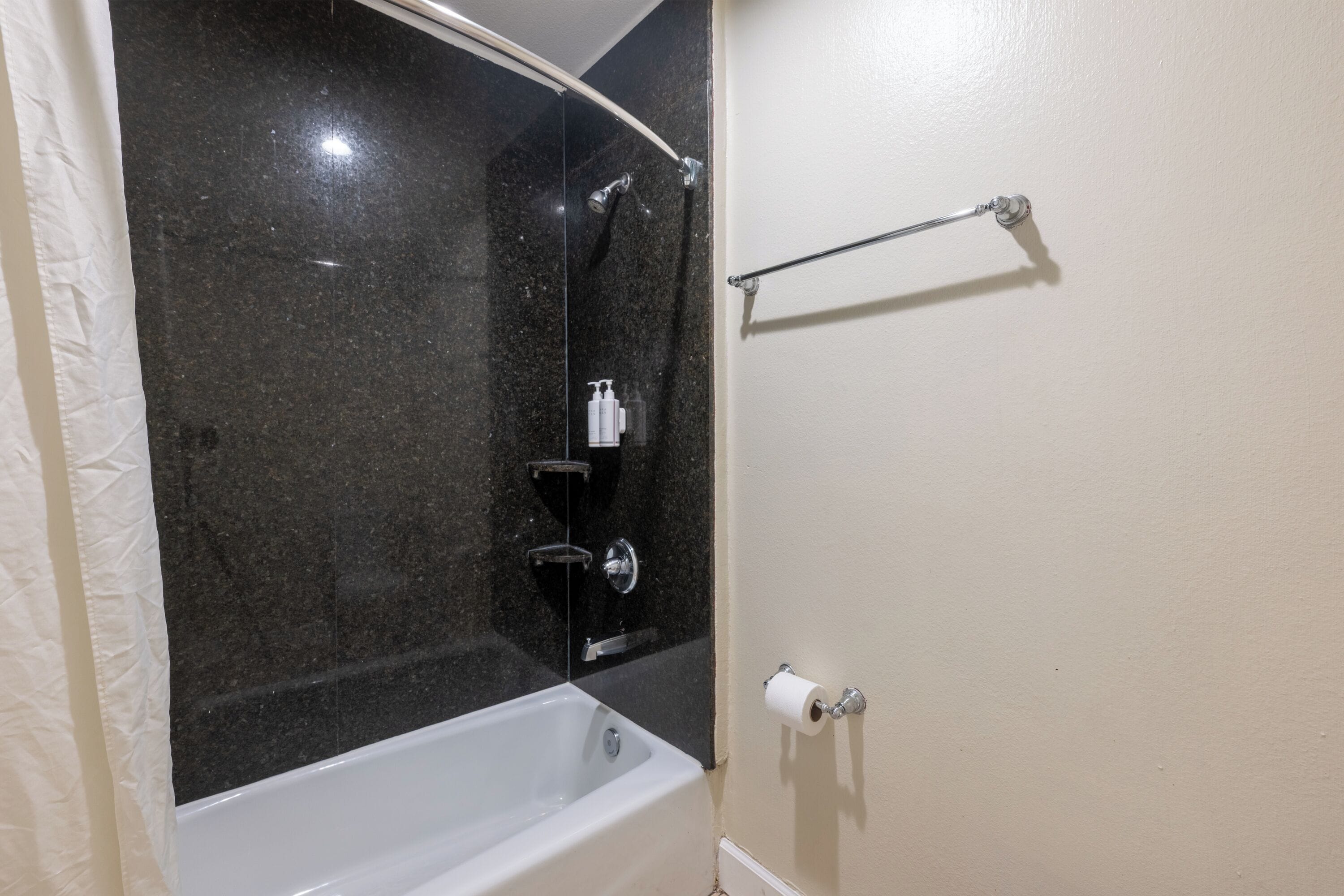 Un bagno con una vasca, una doccia e un water.