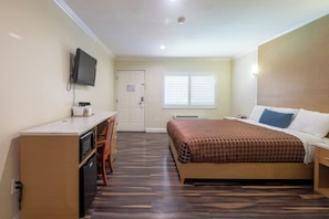 Superior Room, 1 King Bed | Individually furnished, soundproofing, iron/ironing board, free WiFi