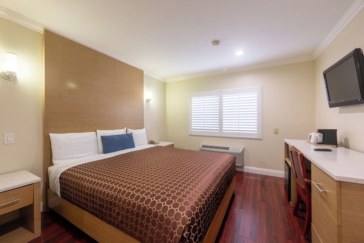 Muebles diferentes, insonorización y tabla de planchar con plancha