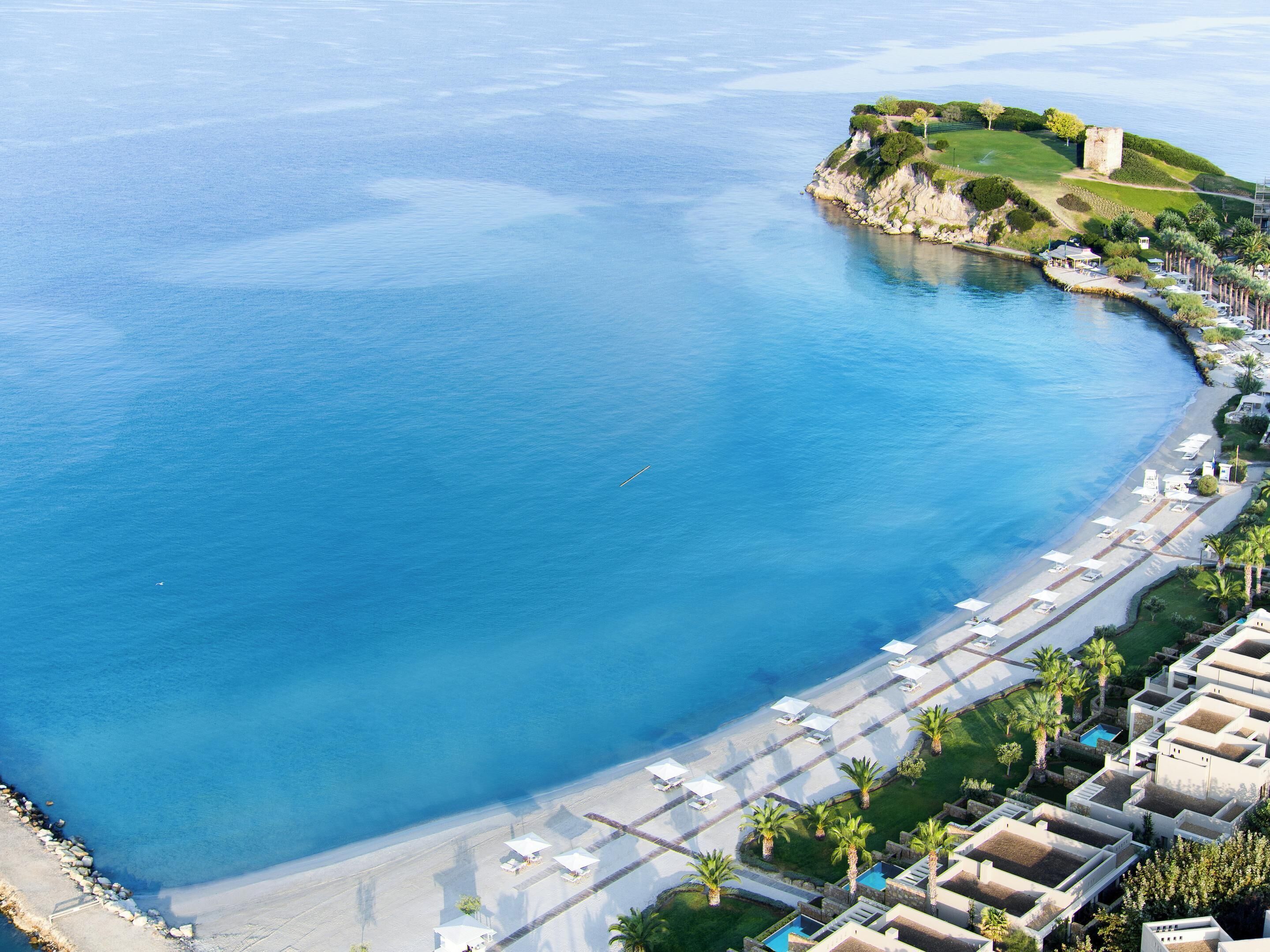 Playa privada, sillas reclinables de playa, sombrillas, toallas de playa