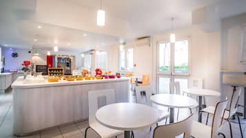 Daily to-go breakfast (EUR 7.00 per person)