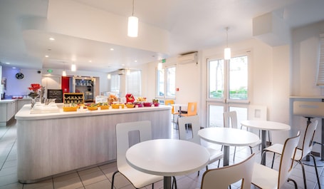 Daily to-go breakfast (EUR 7.00 per person)