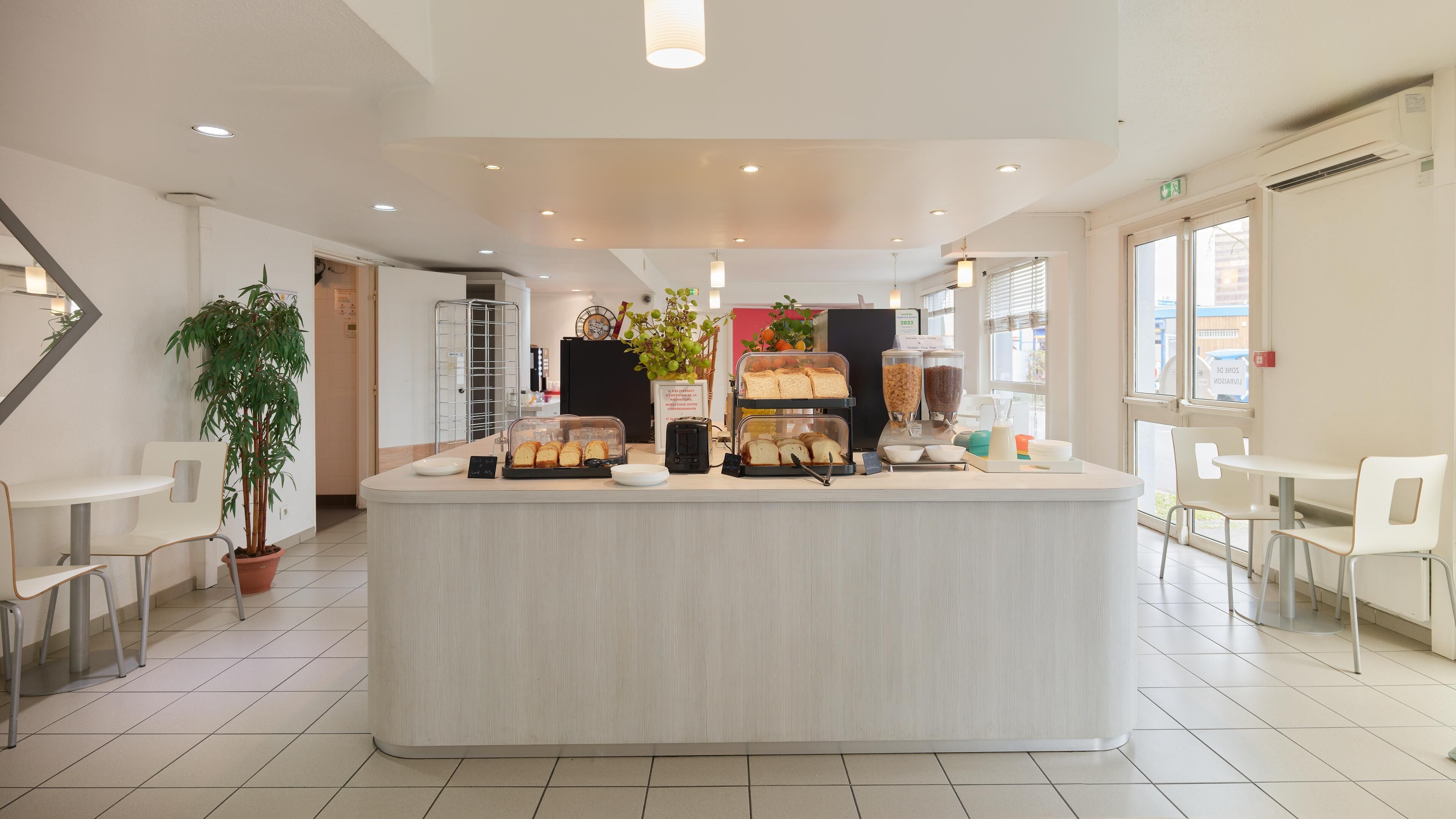 Daily to-go breakfast (EUR 7.40 per person)