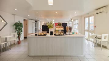 Daily to-go breakfast (EUR 7.40 per person)