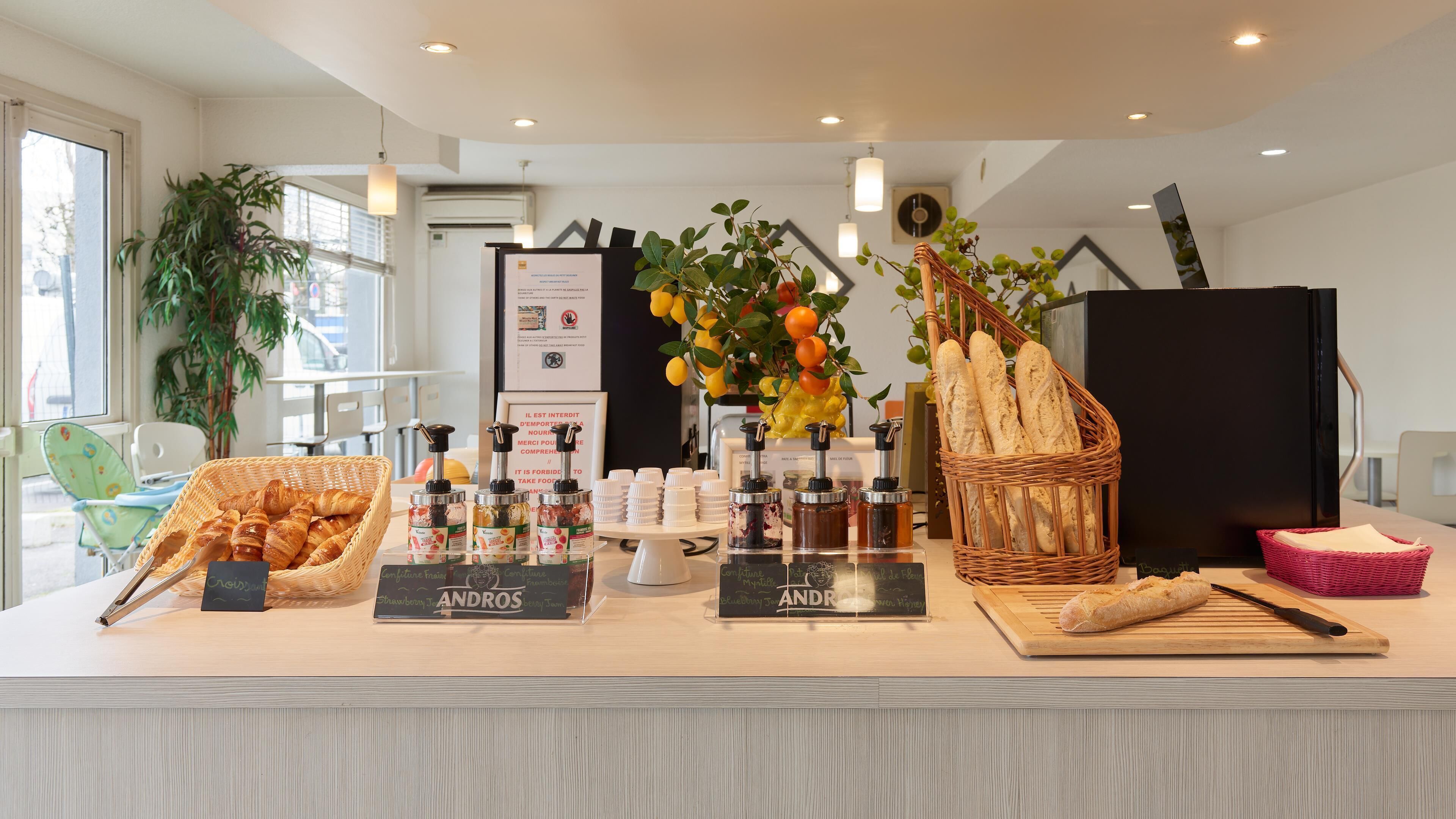 Daily to-go breakfast (EUR 7.40 per person)