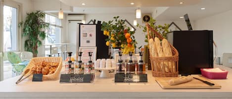 Petit déjeuner à emporter (7.40 EUR par personne)