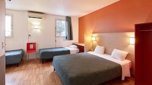 Standard-huone, useita sänkyjä | Työpöytä, pimennysverhot, äänieristys, ilmainen Wi-Fi