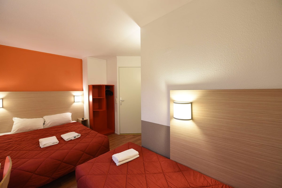 Kamar Standar, Beberapa Tempat Tidur (1 Double and 1 Single bed) | Meja kerja, tirai kedap cahaya, kedap suara, dan Wi-Fi gratis