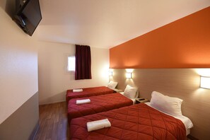 Escritorio, cortinas blackout, sistema de insonorización y wifi gratis