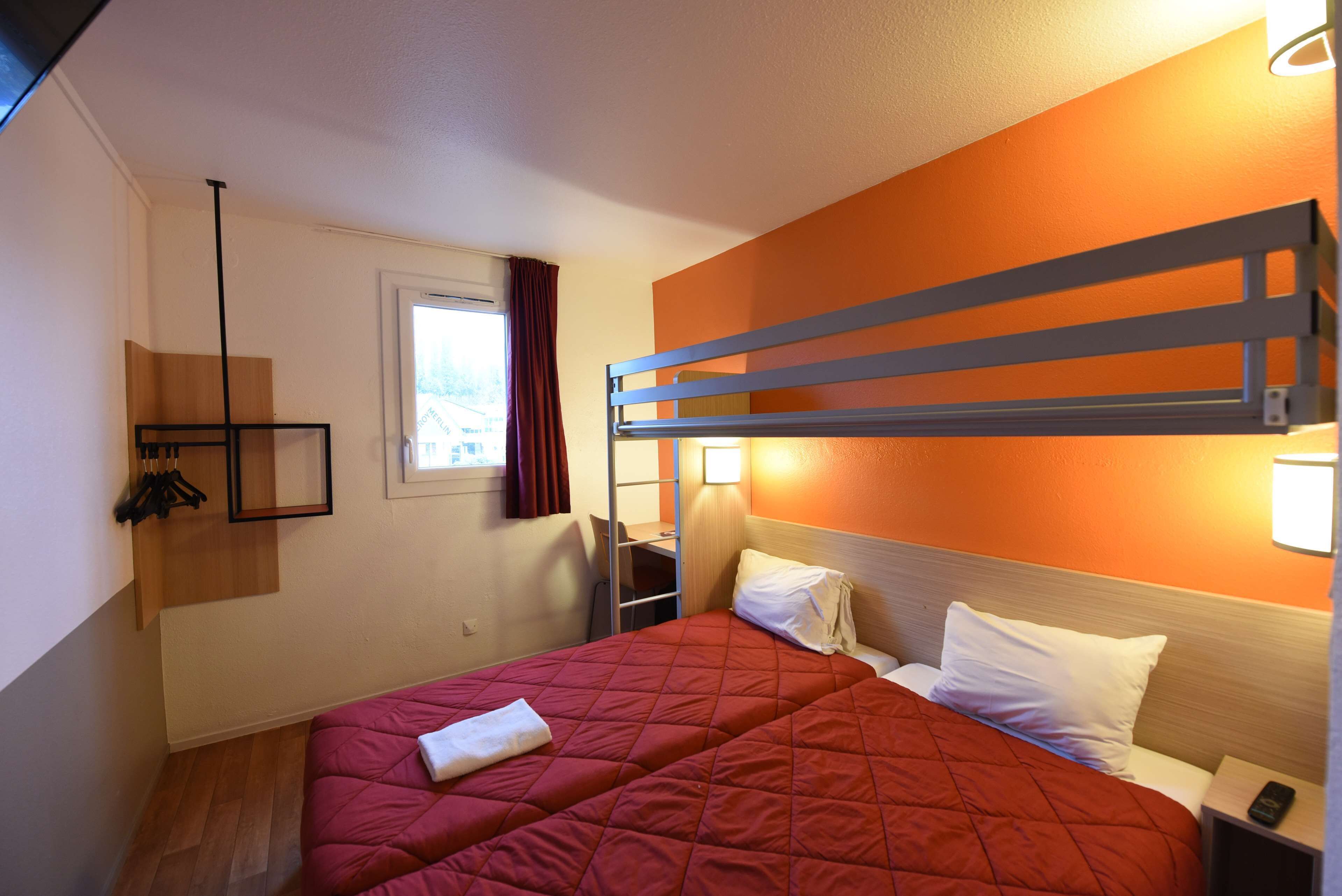 Habitación estándar, 2 camas individuales | Escritorio, cortinas blackout, insonorización y wifi gratis 