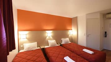 Quarto standard, 3 camas de solteiro | Escrivaninha, cortinas blackout, quartos à prova de som