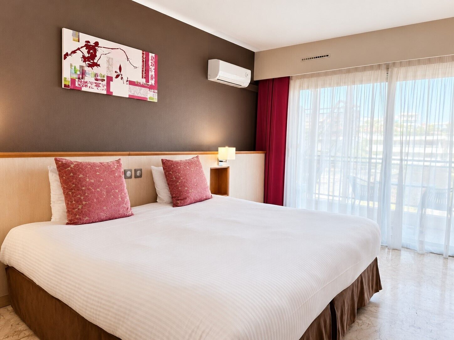 ห้องคอมฟอร์ทด ับเบิลหรือทวิน, ระเบียง | ตู้นิรภัยในห้องพัก, โต๊ะทำงาน, ห้องเก็บเสียง, เปลนอนเด็กแบบพกพา