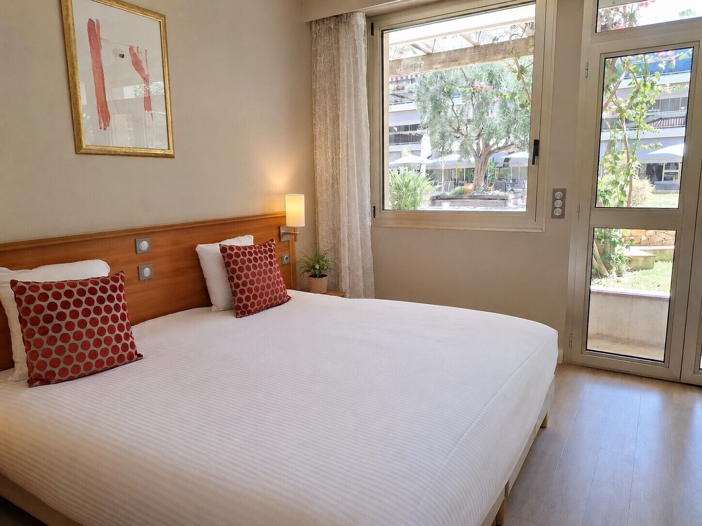 ห้องคอมฟอร์ท, วิวเมือง | ตู้นิรภัยในห้องพัก, โต๊ะทำงาน, ห้องเก็บเสียง, เปลนอนเด็กแบบพกพา