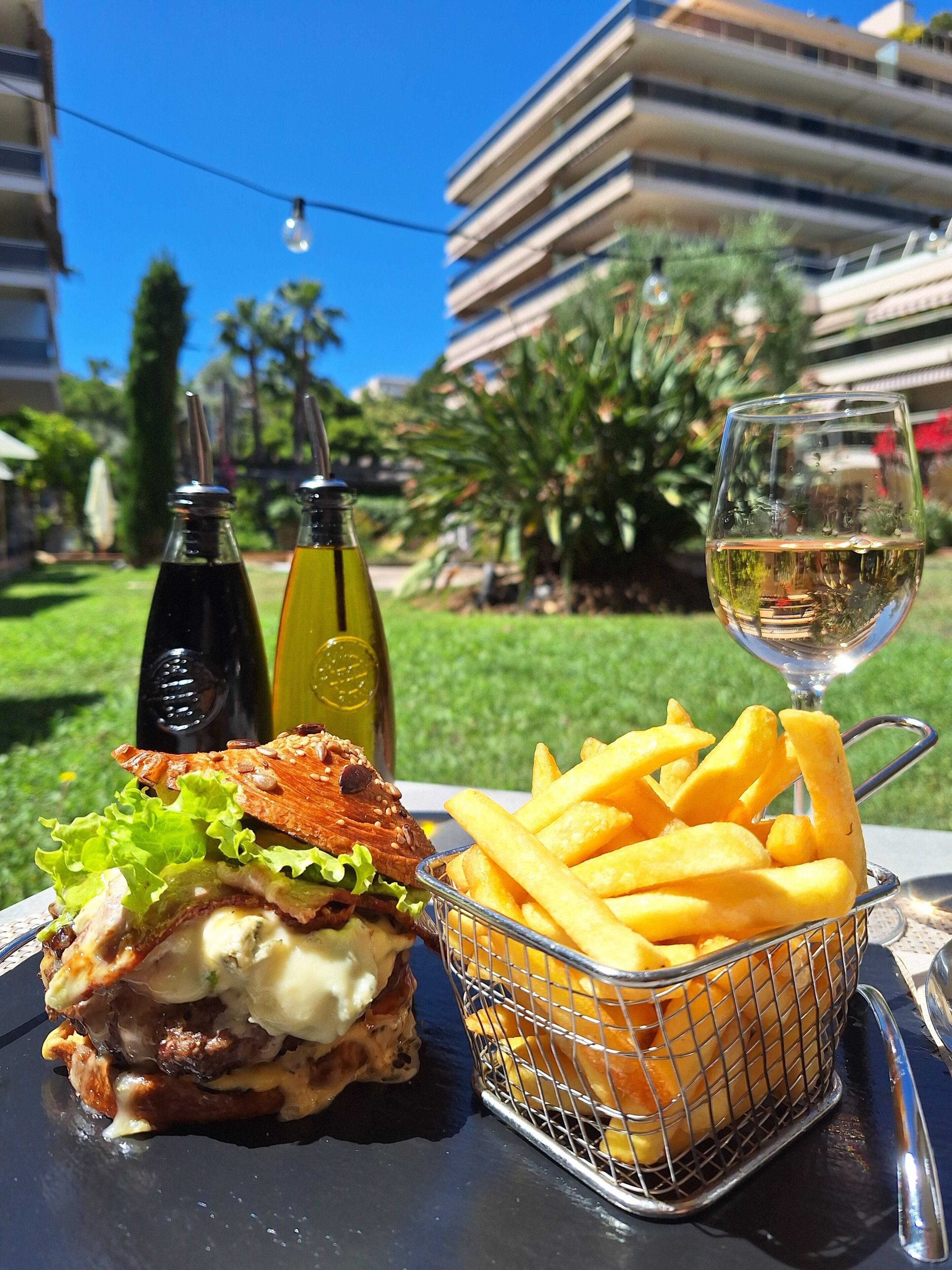 Petit déjeuner, déjeuner et dîner servis sur place
