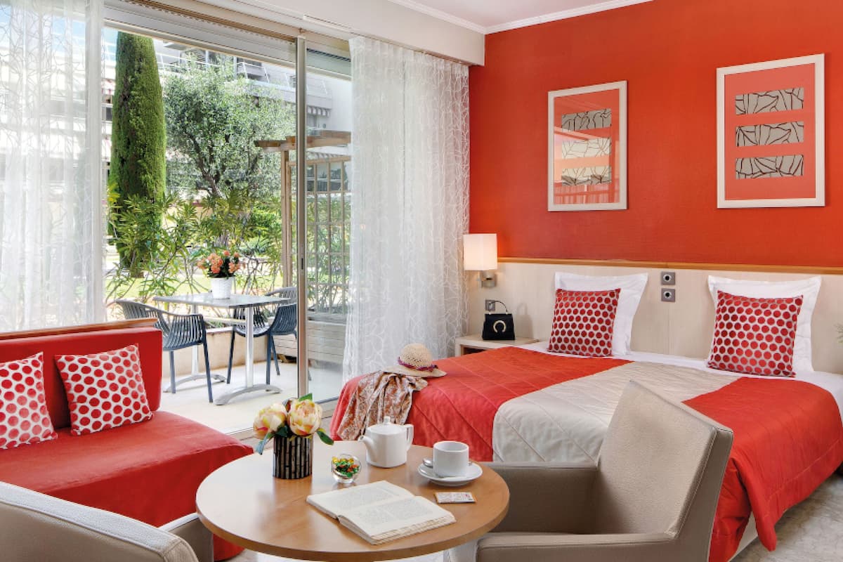 Comfort Room, Kitchenette | Peti besi dalam bilik, meja, kalis bunyi, Wi-fi percuma