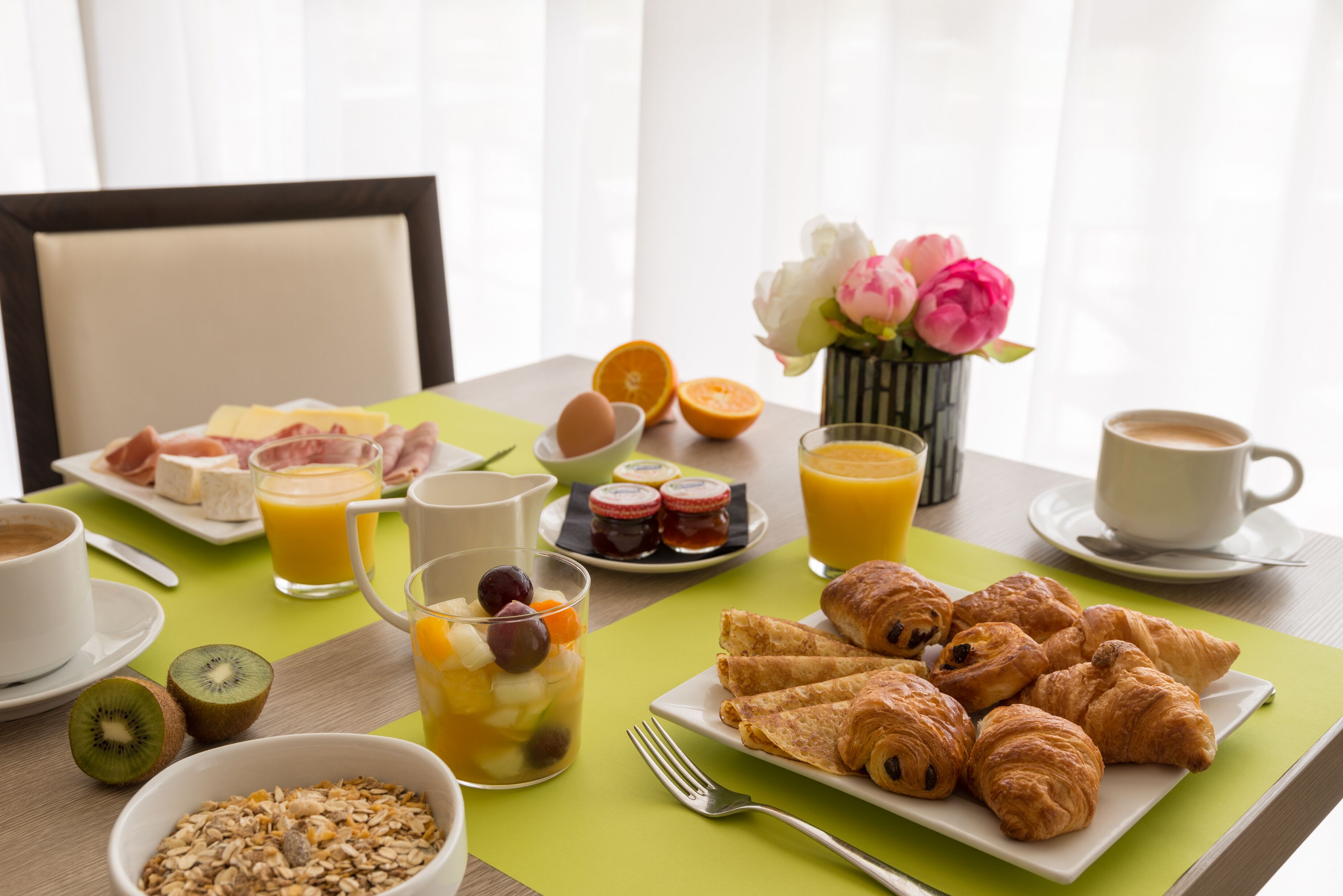 Tägliches Frühstücksbuffet (17 EUR pro Person)