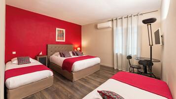 Quarto família | Frigobar, cofres nos quartos, individualmente decorados, escrivaninha