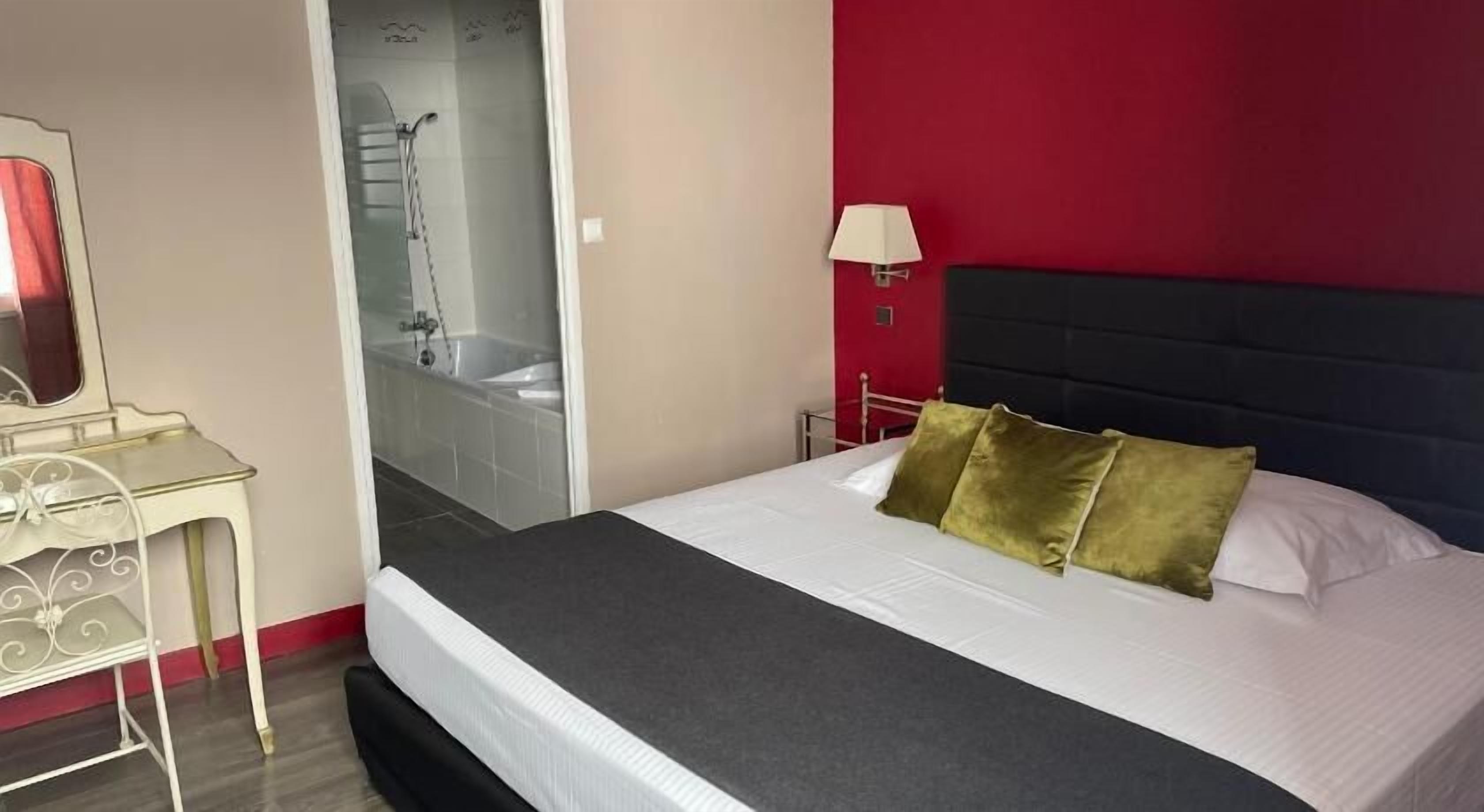 ميني بار وخزنة داخل الغرفة وبديكورات فريدة لكل غرفة ومكتب