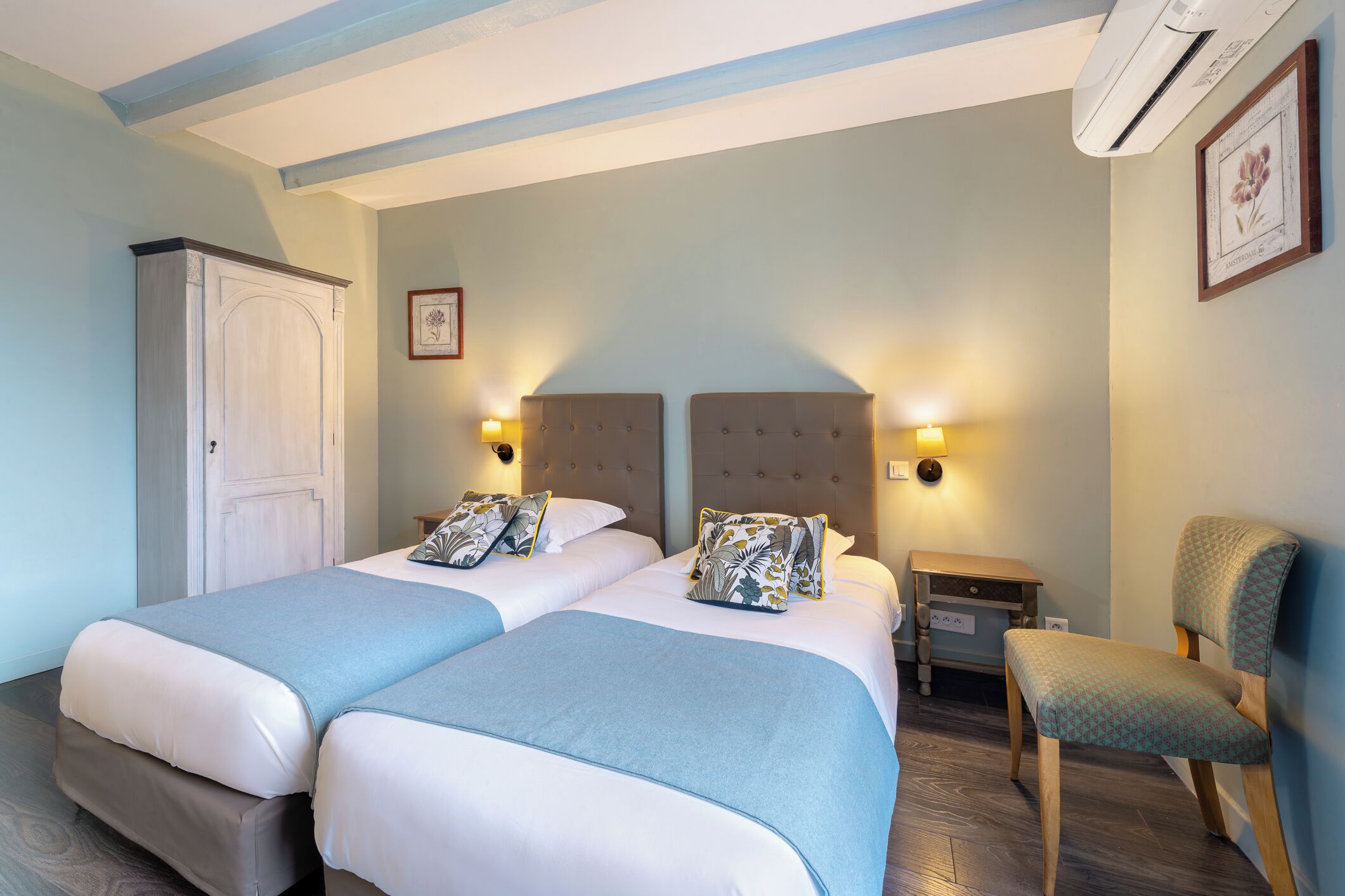 classic room | minibar, in-room safe, individually decorated, desk