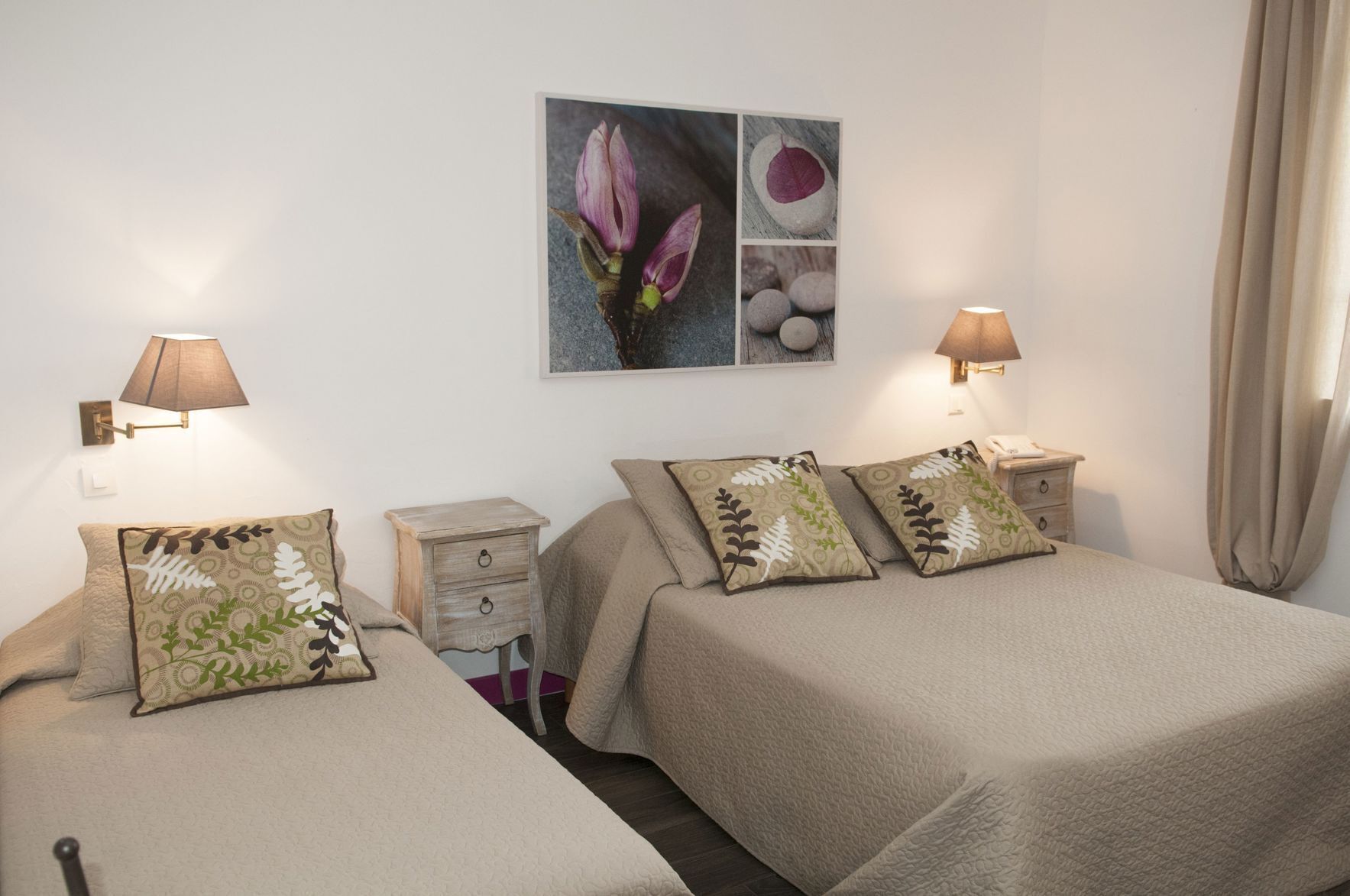 ميني بار وخزنة داخل الغرفة وبديكورات فريدة لكل غرفة ومكتب