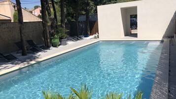 Piscina externa, guarda-sóis, espreguiçadeiras