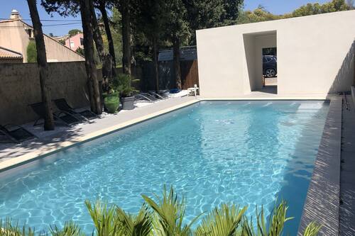 Piscina all'aperto, ombrelloni da piscina, lettini