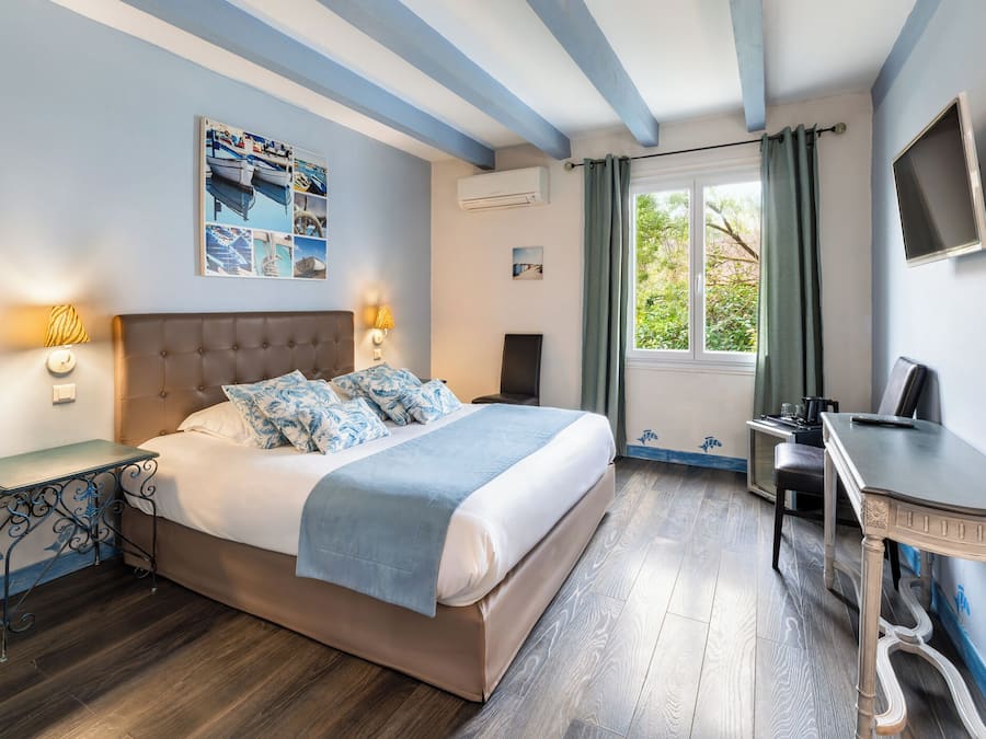 Minibar, caja de seguridad en la habitación y decoración personalizada