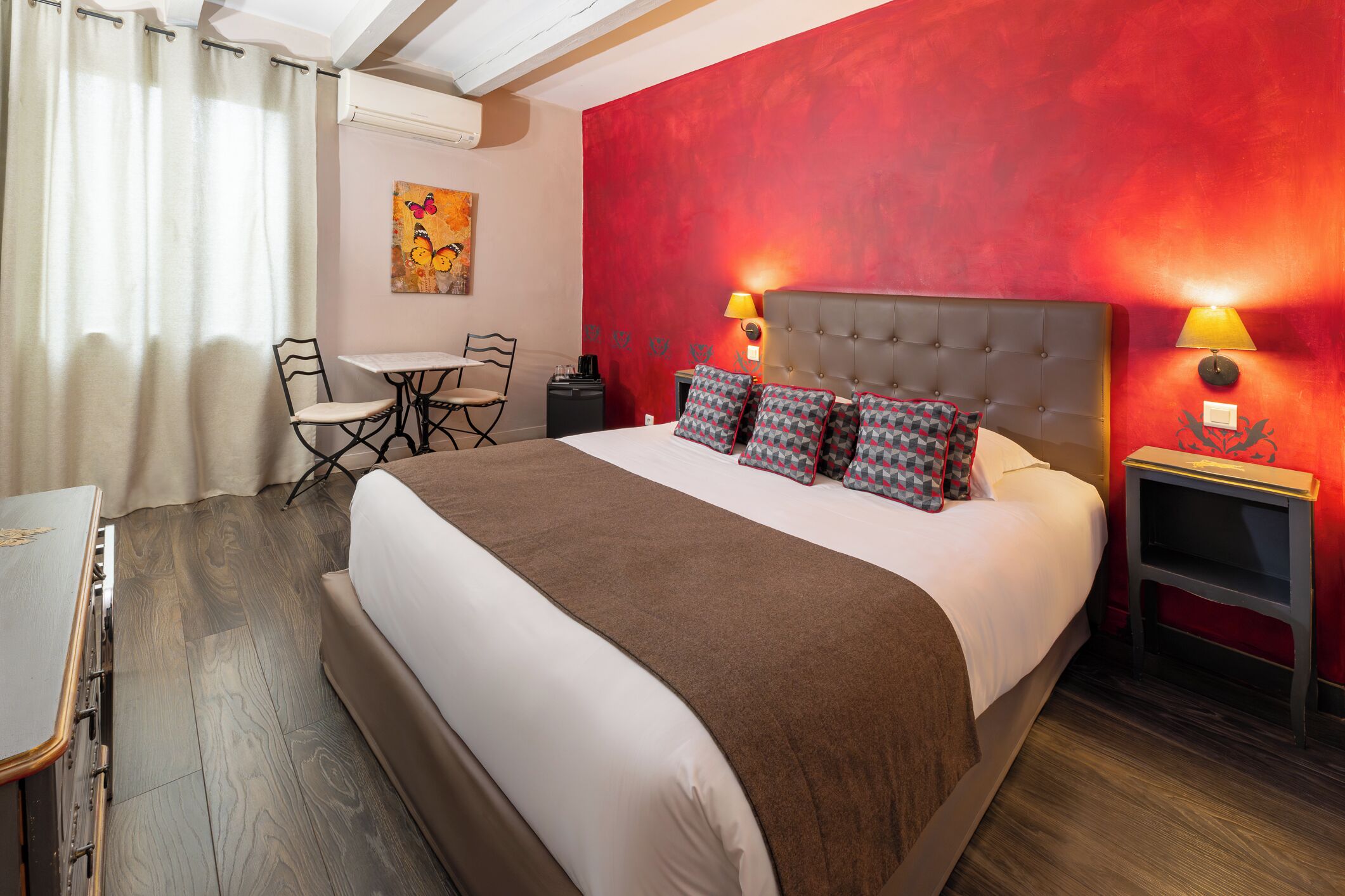 classic room | minibar, in-room safe, individually decorated, desk