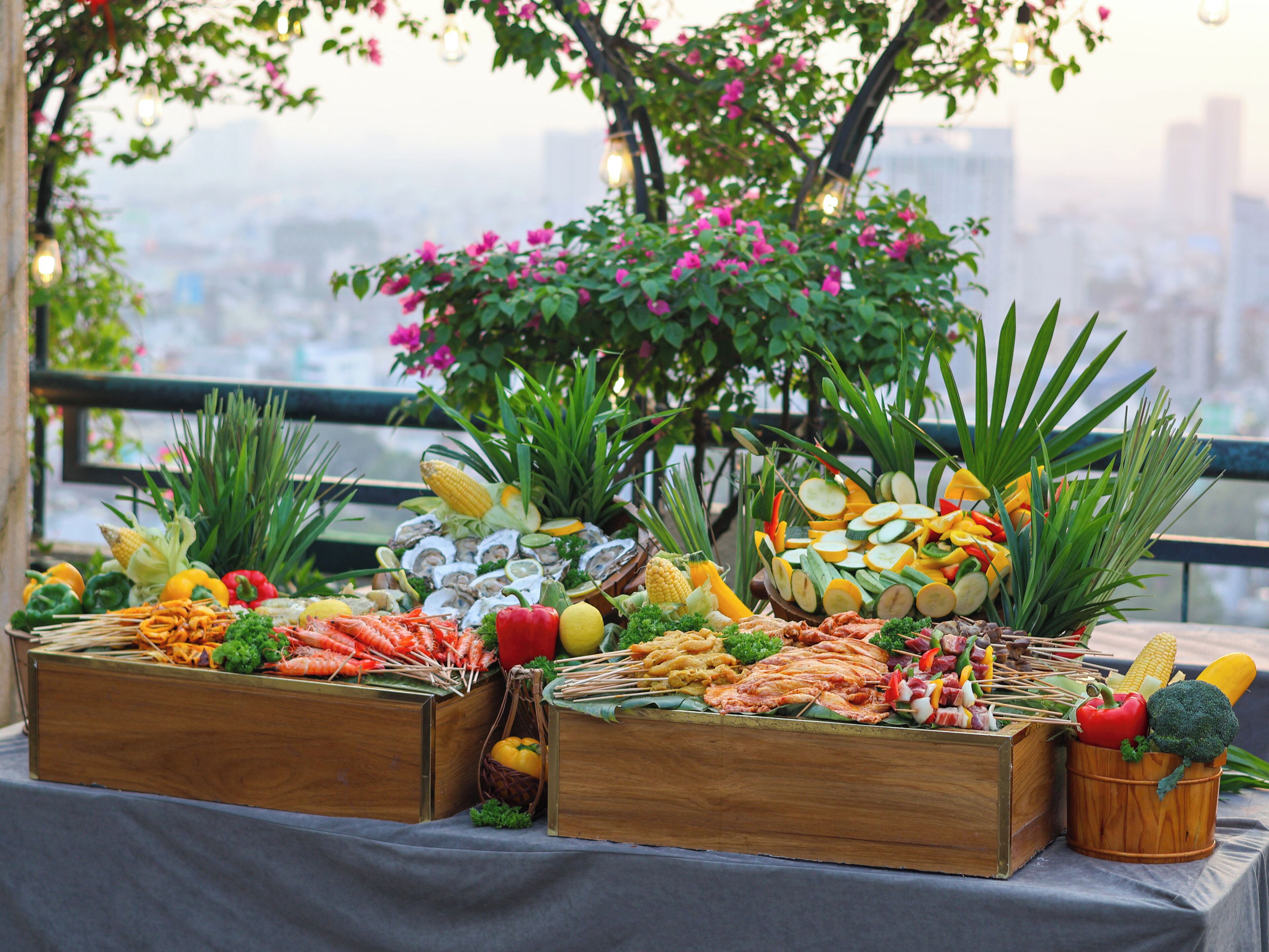 Une présentation de produits alimentaires comprenant divers fruits, légumes et fruits de mer, disposés sur une table.