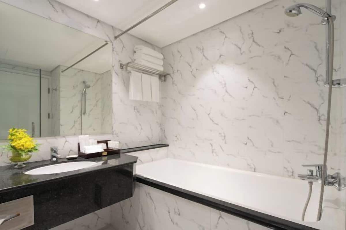 Bathroom | Free toiletries, hair dryer, bathrobes, slippers