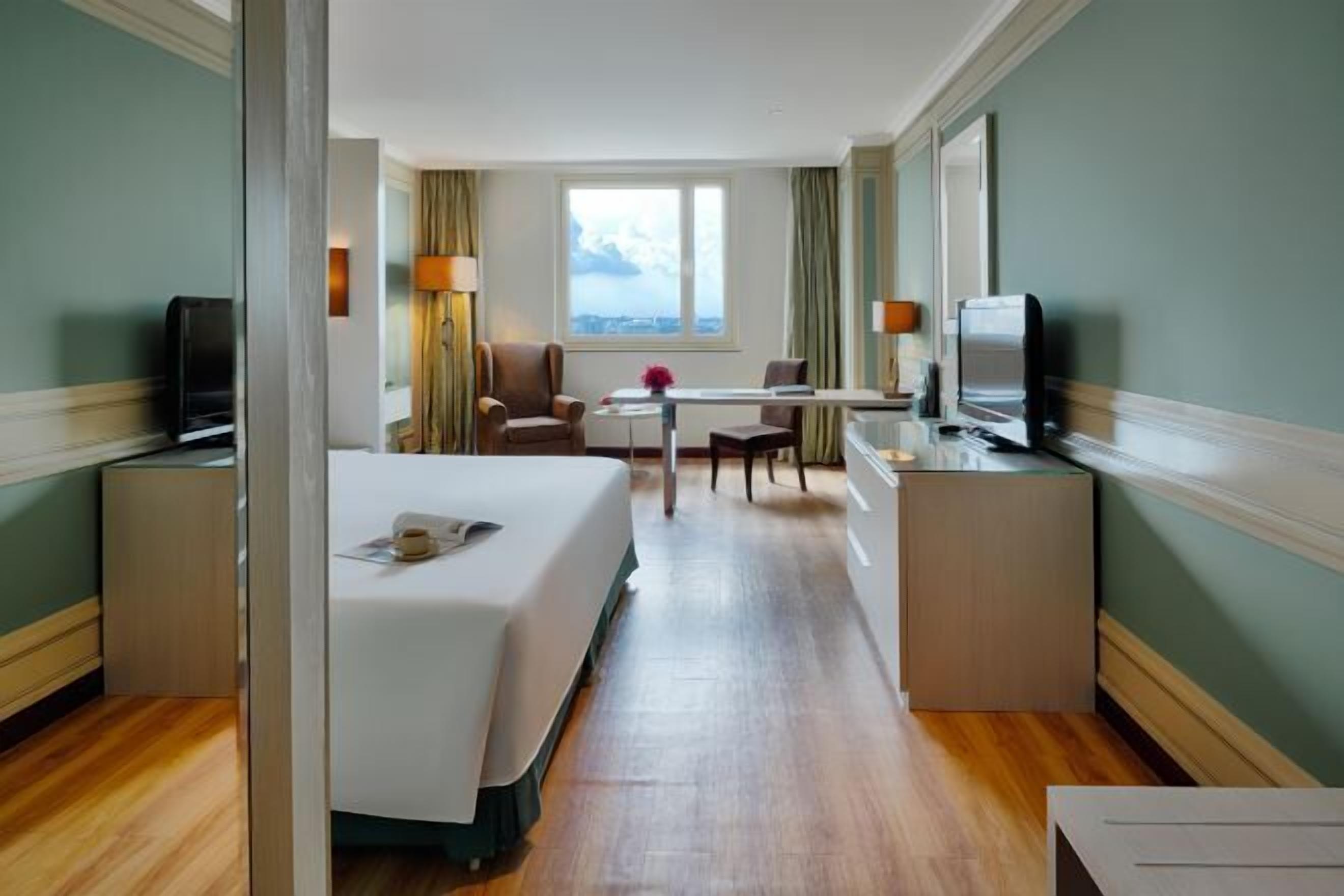 Minibar, in-room safe, desk, soundproofing