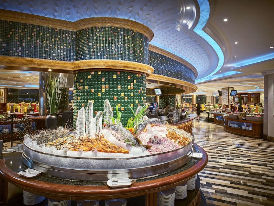 2 restaurants, spécialités Cuisine locale et internationale